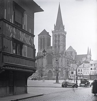 La cathédrale et la place Thiers (photographie Georges Terroy, 1923). AD14, 108FI/28. Photographie prise en 1923 de la cathédrale depuis la place Thiers